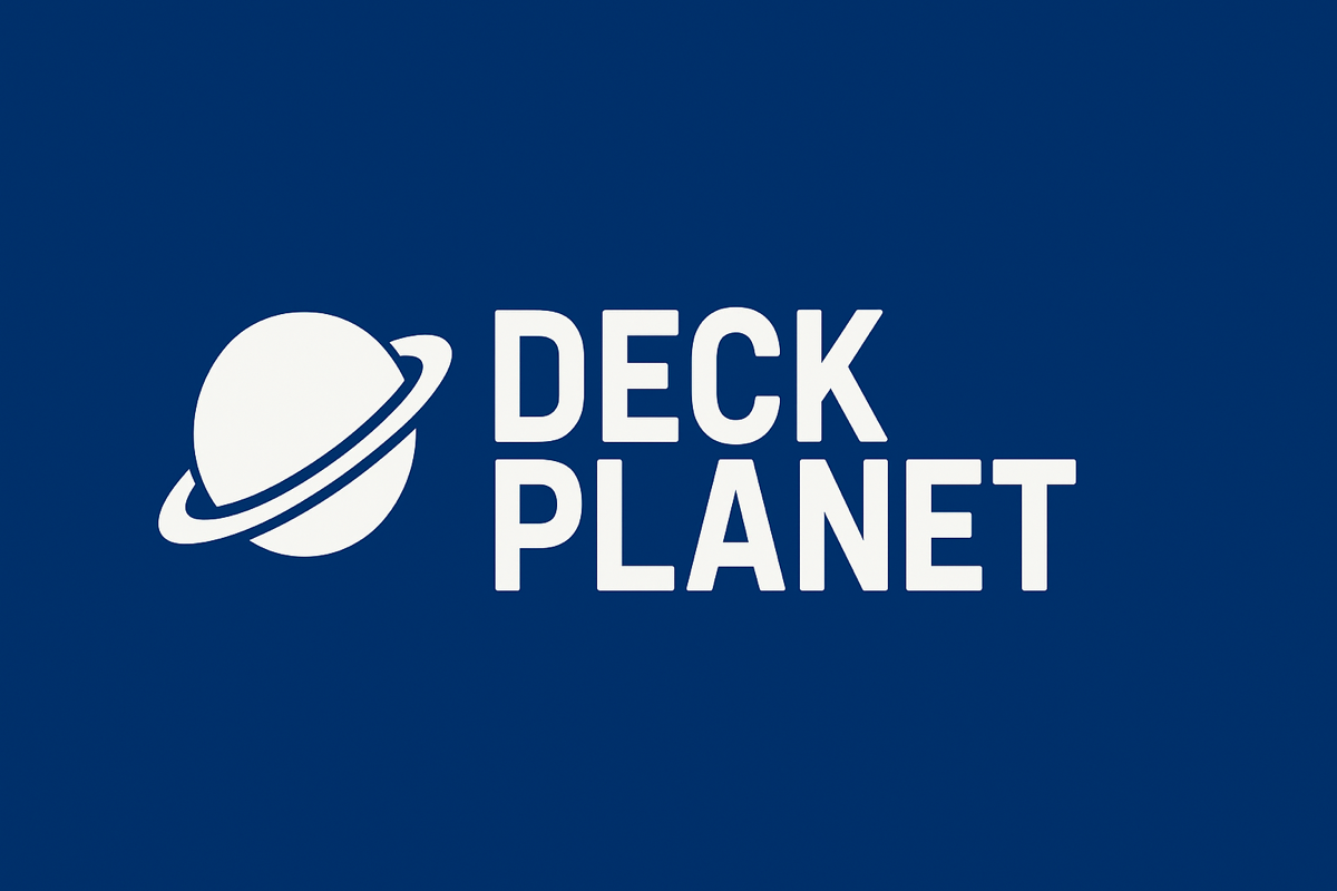 Deck Planet Logo im Querformat mit weißem Planetensymbol und Schriftzug auf dunkelblauem Hintergrund für den Header der Webseite